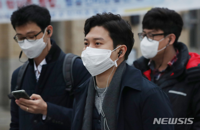 【서울=뉴시스】김진아 기자 = 전국 대부분 지역에 미세먼지 농도가 '나쁨' 수준을 보이고 있는 27일 오전 서울 종로구 광화문네거리에서 마스크를 착용한 시민이 발걸음을 재촉하고 있다. 2018.11.27.&nbsp; bluesoda@newsis.com