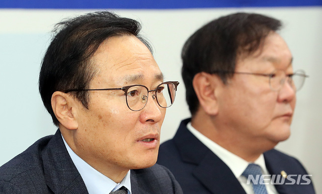 【서울=뉴시스】이종철 기자 = 27일 서울 여의도 국회에서 열린 민주당 원내대책회의에서 홍영표 원내대표가 모두발언을 하고 있다. 2018.11.27.jc4321@newsis.com