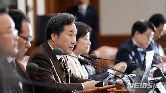 【서울=뉴시스】전진환 기자 = 이낙연 국무총리가 27일 오전 서울 종로구 정부서울청사 회의실에서 국무회의를 주재하고 있다. 2018.11.27. amin2@newsis.com