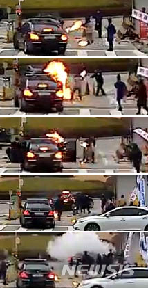 【서울=뉴시스】 최진석 기자 =70대 한 남성이 지난해 11월27일 오전 서울 서초구 대법원에서 출근하는 김명수 대법원장 출근차량에 화염병을 투척하고 경비들에게 제압당하고 있다. 2018.11.27. (사진=김정수 씨 제공) photo@newsis.com