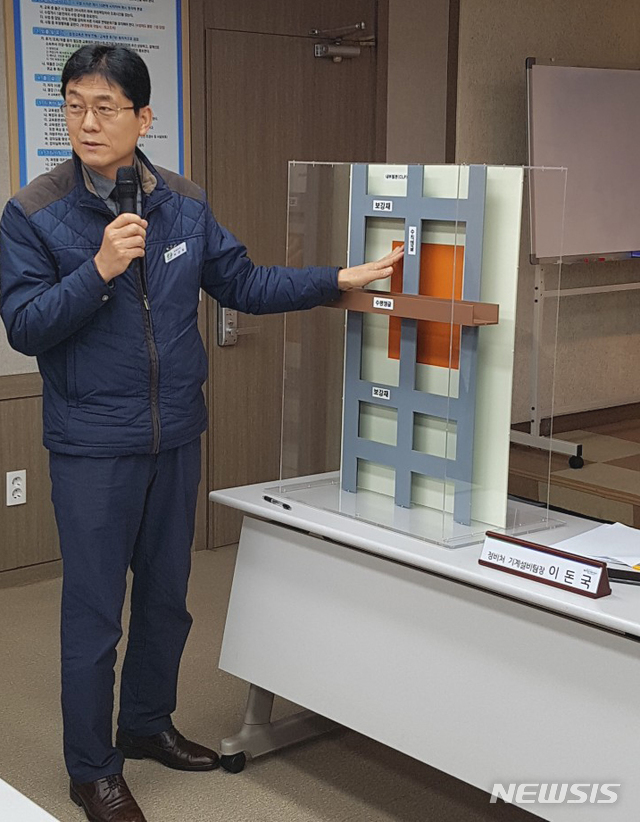 【영광=뉴시스】이창우 기자 = 27일 오전 한빛원자력본부 교육훈련센터에서 광주·전남 지역 언론사를 대상으로 한빛 3·4호기 안전성 관련 현안 설명회가 열린 가운데 이선일 한빛2발전소장이 한빛 3·4호기 격납건물 콘크리트 공극(미채움부) 발생 원인에 대해 설명하고 있다. 2018.11.27.lcw@newsis.com