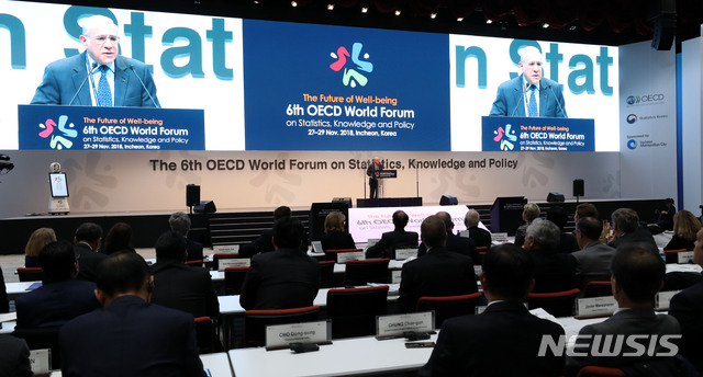 【인천=뉴시스】박주성 기자 = 앙헬 구리아 OECD 사무총장이 27일 오전 인천 송도 컨벤시아에서 열린 '제 6차 OECD 세계포럼 개막식'에서 기조연설을 하고 있다. 2018.11.27. park7691@newsis.com