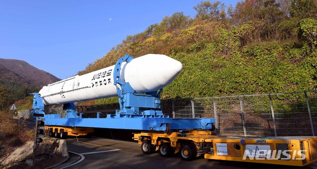 【고흥=뉴시스】신대희 기자 = 한국형 발사체인 누리호의 75톤급 액체엔진 1기로 구성된 시험발사체 발사를 하루 앞둔 27일 전남 고흥군 나로우주센터 발사조립동에서 발사체(25.8m, 52.1t)가 발사대로 옮겨지고 있다. 2018.11.27. (사진 = 한국항공우주연구원 제공)&nbsp; photo@newsis.com 
