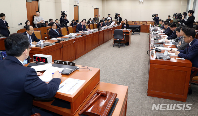 【서울=뉴시스】이종철 기자 = 27일 서울 여의도 국회에서 열린 기획재정위원회 전체회의에서 정성호 기획재정위원장이 홍남기 경제부총리 겸 기획재정부 장관 후보자에 대한 국회 인사청문회 실시계획서를 채택하고 있다. 2018.11.27.jc4321@newsis.com