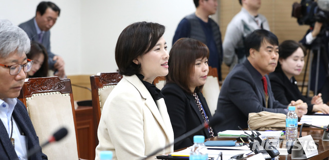 【서울=뉴시스】전진환 기자 = 교육부-교사노동조합연맹 본교섭이 열린 27일 오후 서울 종로구 정부서울청사 회의실에서 유은혜 부총리 겸 교육부장관이 인사말을 하고 있다. 2018.11.27. amin2@newsis.com