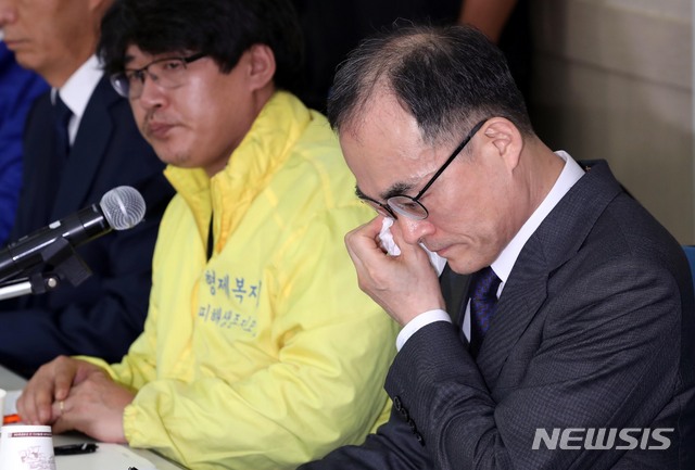 【서울=뉴시스】조성봉 기자 = 문무일 검찰총장이 지난해 11월27일 오후 서울 영등포구 여의도 이룸센터에서 '부산 형제복지원사건' 피해자들의 사연을 듣고 눈물을 훔치고 있다. 2018.11.27.suncho21@newsis.com