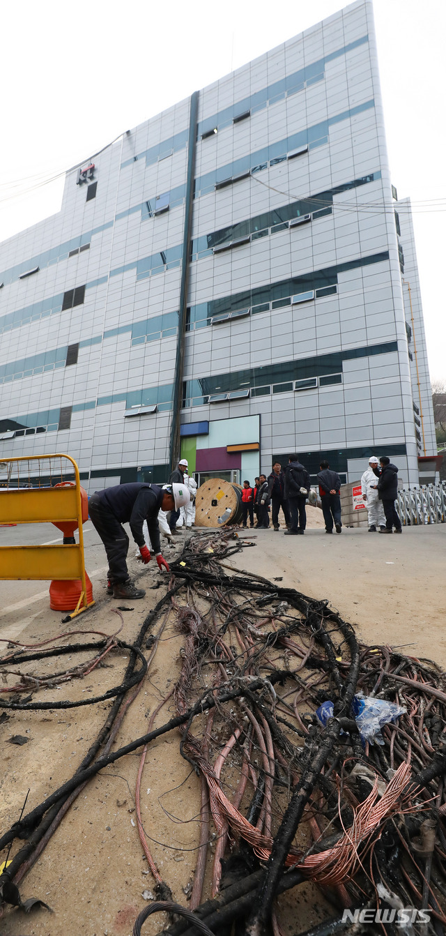 【서울=뉴시스】김선웅 기자 = 27일 오후 서울 서대문구 KT아현지사에서 KT 관계자들이 불에 탄 케이블을 옮기고 있다. 2018.11.27.mangusta@newsis.com