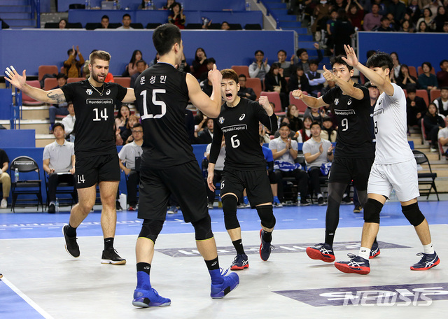 【서울=뉴시스】이영환 기자 = 27일 충남 천안 유관순체육관에서 열린 2018-2019 도드람 V리그 현대캐피탈과 한국전력의 경기, 현대캐피탈 선수들이 환호하고 있다. 2018.11.27.(사진=현대캐피탈 배구단 제공) photo@newsis.com