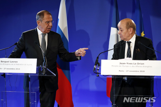 【파리=AP/뉴시스】 프랑스를 방문한 러시아의 세르게이 라브로프 외무장관(왼쪽)이 27일 장-이브 르드리앙 외무장관과 함께 외무부에서 기자회견을 하던 중 프랑스 장관에게 말하고 있다. 2018.11.27