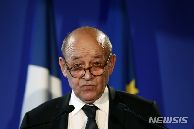 【파리=AP/뉴시스】 장-이브 르 드리앙 프랑스 외무장관이 도널드 트럼프 미국 대통령에게 "프랑스를 내버려 두라"며 프랑스 정치에 대한 발언들에 불편한 심기를 나타냈다. 사진은 지난달 27일 파리에서 연설 중인 프랑스 외무 장관. 2018.12.10.