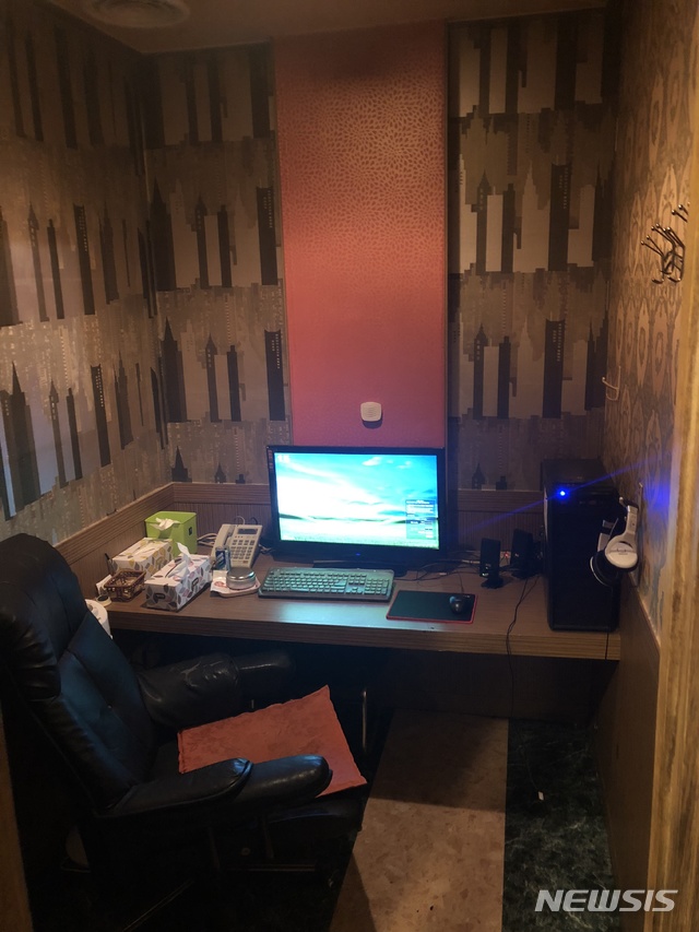 【서울=뉴시스】 전화방으로 위장한 '성인 PC방' 내부. 방 안 컴퓨터를 통해 음란물을 시청할 수 있다. (사진=경찰청)