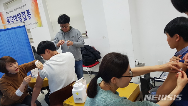 【서울=뉴시스】서울 금천구(구청장 유성훈)는 금천누리사회복지관이 외국인 전용 카지노를 운영하는 공기업 GKL과 함께 외국인근로자들을 대상으로 건강권 지원사업을 진행하고 있다고 28일 밝혔다. 2018.11.28. (사진=금천구 제공)