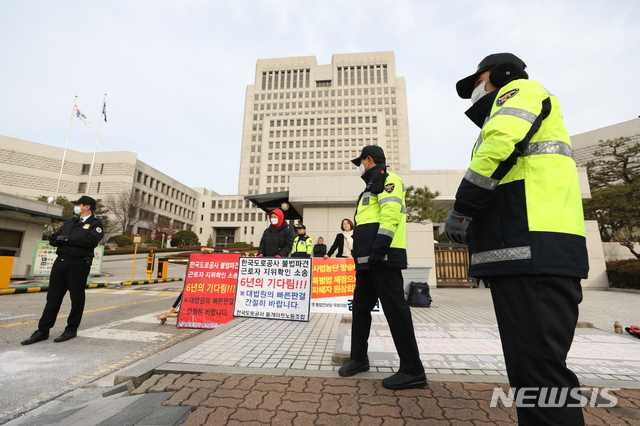 【서울=뉴시스】고승민 기자 = 대법원장 차량을 향한 화염병 테러 이튿날인 지난 28일 오전 서울 대법원 앞에서 경찰이 경호를 서고 있다. 2018.11.28. kkssmm99@newsis.com