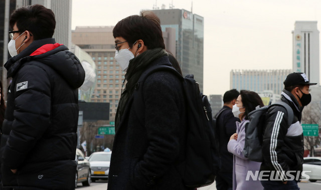 【서울=뉴시스】박주성 기자 = 서울의 미세먼지 농도가 나쁨을 보이고 있는 가운데 28일 오전 서울 광화문 사거리에 출근하는 시민들이 마스크를 착용하고 출근하고 있다.&nbsp; 기상청은 "오늘은 대기 확산이 원활해 대부분 미세먼지가 '보통' 수준이겠으나, 남부지역은 남진하는 국내외 미세먼지로 농도가 높을 것"이라며 "중국에서 발원한 황사의 경우 아침까지 나타나겠다"고 예보했다. 2018.11.28. park7691@newsis.com