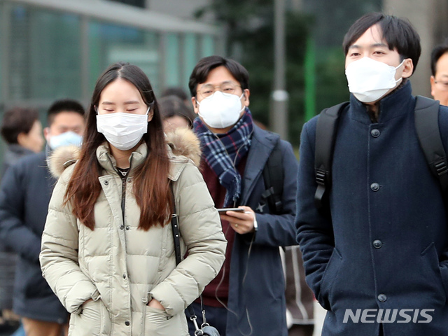 【서울=뉴시스】박주성 기자 = 서울의 미세먼지 농도가 나쁨을 보이고 있는 가운데 28일 오전 서울 광화문 사거리에 출근하는 시민들이 마스크를 착용하고 출근하고 있다. 2018.11.28. park7691@newsis.com