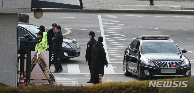 【서울=뉴시스】고승민 기자 = 대법원장 차량에 대한 화염병 테러 이튿날인 28일 오전 김명수 대법원장이 삼엄해진 경호 속 대법원 청사로 출근하고 있다. 2018.11.28.kkssmm99@newsis.com