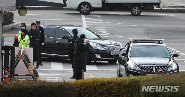 【서울=뉴시스】고승민 기자 = 대법원장 차량에 대한 화염병 테러 이튿날인 지난 28일 오전 김명수 대법원장이 삼엄해진 경호 속 대법원 청사로 출근하고 있다. 2018.11.28.kkssmm99@newsis.com