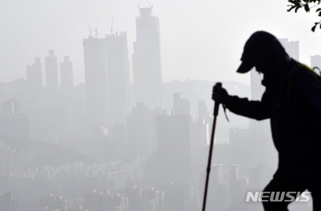 【부산=뉴시스】 하경민 기자 = 28일 부산 황령산 전망대에서 바라본 부산 도심이 황사의 영향으로 뿌옇게 보이고 있다.&nbsp; 이날 오전 10시 부산 구덕산 기준으로 평균 미세먼지(PM-10) 농도는 1㎥당 246㎍에 달하며, 황사는 오전까지 영향을 미칠 것으로 전망된다고 부산기상청은 밝혔다. 2018.11.28.&nbsp; yulnetphoto@newsis.com