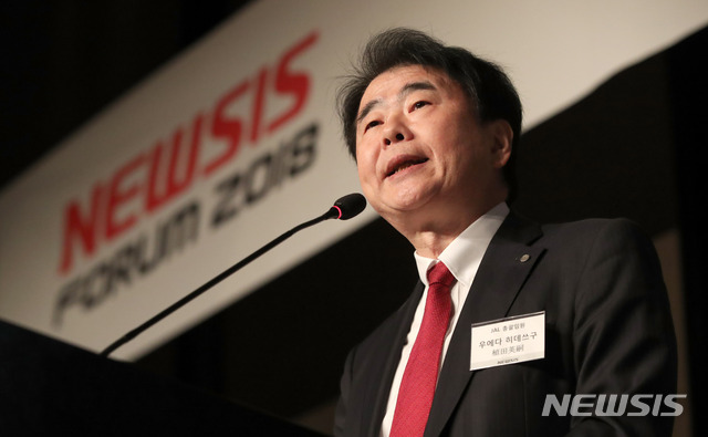 【서울=뉴시스】김선웅 기자 = 28일 오전 서울 중구 플라자호텔에서 '일본 기업의 재도약'을 주제로 열린 뉴시스 일본포럼에서 우에다 히데쓰구 일본항공(JAL) 총무·법무·홍보 총괄 임원이 일본항공의 부흥 비결을 주제로 발표를 하고 있다. 2018.11.28.mangusta@newsis.com