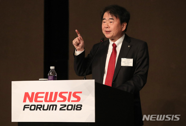 【서울=뉴시스】김선웅 기자 = 28일 오전 서울 중구 플라자호텔에서 '일본 기업의 재도약'을 주제로 열린 뉴시스 일본포럼에서 우에다 히데쓰구 일본항공(JAL) 총무·법무·홍보 총괄 임원이 일본항공의 부흥 비결을 주제로 발표를 하고 있다. 2018.11.28.mangusta@newsis.com