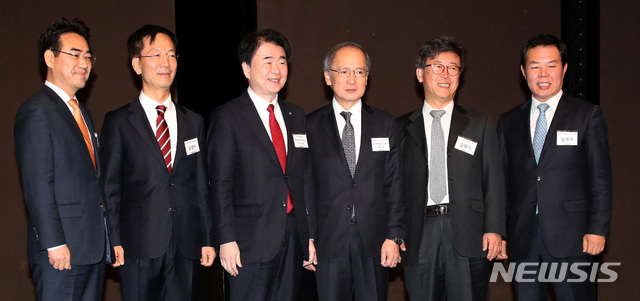 【서울=뉴시스】김선웅 기자 = 28일 오전 서울 중구 플라자호텔에서 '일본 기업의 재도약'을 주제로 열린 뉴시스 일본포럼에서 김형기 뉴시스 대표이사 사장과 나가미네 야스마사 주한 일본대사 등 참석 내빈들이 기념촬영을 하고 있다.이성권(왼쪽부터) 동의대 겸임교수, 김경수 전북대 석좌교수, 우에다 히데쓰구 JAL 총괄임원, 나가미네 야스마사 주한 일본대사, 김형기 뉴시스 대표이사 사장, 임재국 대한상공회의소 연구위원. 2018.11.28. mangusta@newsis.com