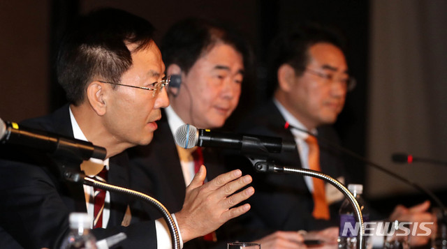 【서울=뉴시스】추상철 기자 = '일본 기업의 재도약'을 주제로 한 뉴시스 일본 포럼이 열린 28일 오전 서울 중구 플라자호텔에서 주제발표를 한 김경수 전북대 석좌교수(왼쪽)가 패널토론에서 발언하고 있다. 2018.11.28. scchoo@newsis.com