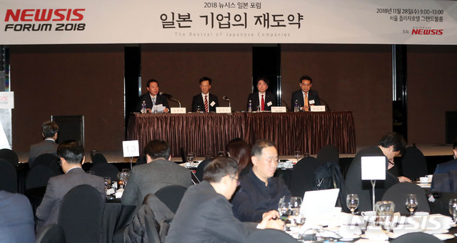 【서울=뉴시스】추상철 기자 = '일본 기업의 재도약'을 주제로 한 뉴시스 일본 포럼이 열린 28일 오전 서울 중구 플라자호텔에서 임재국 대한상공회의소 연구위원의 사회로 토론이 펼쳐지고 있다. 임재국(왼쪽부터) 대한상공회의소 연구위원, 김경수 전북대 석좌교수, 우에다 히데쓰구 JAL 총괄임원, 이성권 동의대 겸임교수. 2018.11.28. scchoo@newsis.com