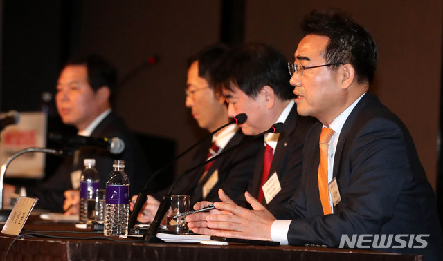 【서울=뉴시스】추상철 기자 = '일본 기업의 재도약'을 주제로 한 뉴시스 일본 포럼이 열린 28일 오전 서울 중구 플라자호텔에서 이성권 동의대 겸임교수가 발언하고 있다. 임재국(왼쪽부터) 대한상공회의소 연구위원, 김경수 전북대 석좌교수, 우에다 히데쓰구 JAL 총괄임원, 이성권 동의대 겸임교수. 2018.11.28. scchoo@newsis.com