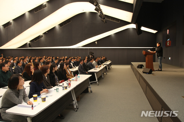 【서울=뉴시스】 28일 서울 마곡동 코오롱원앤온리타워에서 열린 성공퍼즐세션에서 코오롱그룹 이웅열 회장이 자신의 퇴임을 밝히고 있다. 이웅열 회장은 이날 "내년 1월1일부터 그룹 회장직을 비롯해 지주회사 코오롱과 코오롱인더스트리 등 계열사의 모든 직책에서 물러난다"고 밝혔다. 2018.11.28. (사진=코오롱그룹 제공) photo@newsis.com