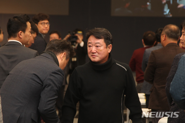 【서울=뉴시스】 28일 서울 마곡동 코오롱원앤온리타워에서 열린 성공퍼즐세션에서 코오롱그룹 이웅열 회장이 자신의 퇴임을 밝힌 뒤 임직원들과 악수를 나누며 눈물을 글썽이고 있다.&nbsp; 이웅열 회장은 이날 "내년 1월1일부터 그룹 회장직을 비롯해 지주회사 코오롱과 코오롱인더스트리 등 계열사의 모든 직책에서 물러난다"고 밝혔다. 2018.11.28. (사진=코오롱그룹 제공)&nbsp; photo@newsis.com