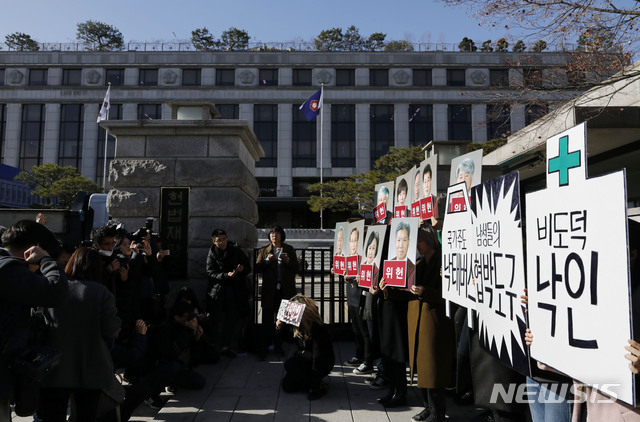 【서울=뉴시스】최동준 기자 = 모두를위한낙태죄폐지공동행동이 28일 서울 종로구 헌법재판소 앞에서 세계여성폭력추방주간맞이 기자회견을 열고 낙태죄 폐지를 촉구 퍼포먼스를 하고 있다. 2018.11.28. photocdj@newsis.com