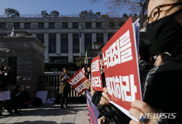 【서울=뉴시스】최동준 기자 = 모두를위한낙태죄폐지공동행동이 28일 서울 종로구 헌법재판소 앞에서 세계여성폭력추방주간맞이 기자회견을 열고 낙태죄 폐지를 촉구하고 있다. 2018.11.28. photocdj@newsis.com