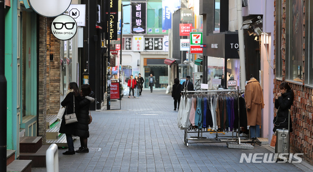 【서울=뉴시스】이영환 기자 = 지난해 11월 서울 중구 명동거리의 상점이 한산한 모습을 보이고 있다. 한국은행이 27일 발표한 '11월 소비자동향조사 결과'에 따르면 이달 소비자심리지수는 96.0(기준치 100)으로 전월보다 3.5포인트 하락했으며 지난해 2월(93.9) 이후 약 1년9개월만에 가장 낮은 수준을 나타냈다. 2018.11.28.  20hwan@newsis.com