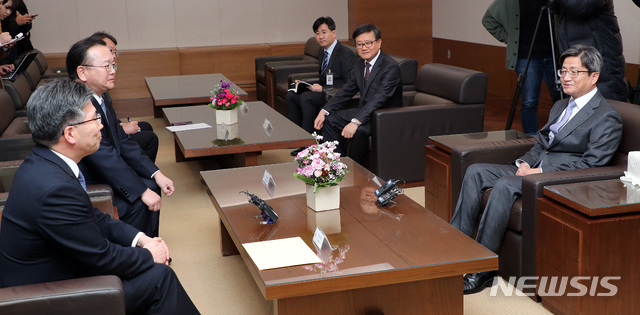 【서울=뉴시스】김선웅 기자 = 김명수 대법원장이 탑승한 차량에 대한 화염병 투척 사건이 발생한 다음날인 28일 오후 서울 서초구 대법원에서 김부겸(왼쪽 두번째) 행정안전부 장관, 민갑룡(왼쪽 첫번째) 경찰청장이 김명수 대법원장에게 사과의 말을 전하고 있다. 2018.11.28. (사진=행정안전부 제공) photo@newsis.com