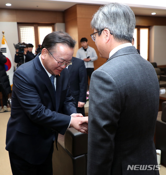 【서울=뉴시스】김선웅 기자 =  김명수 대법원장이 탑승한 차량에 대한 화염병 투척 사건이 발생한 다음날인 28일 오후 서울 서초구 대법원에서 김부겸(왼쪽) 행정안전부 장관이 김명수 대법원장에게 사과의 말을 전하고 있다. 2018.11.28. (사진=행정안전부 제공) photo@newsis.com