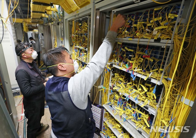 【서울=뉴시스】박진희 기자 = 28일 오후 서울 서대문구 KT아현지사 통신실에서 직원들이 복구작업을 하고 있다. 2018.11.28. photo@newsis.com