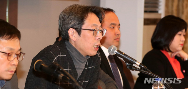 【서울=뉴시스】추상철 기자 = '편집권 독립과 신문진흥'을 주제로 한 신문법 개정을 위한 언론노조 정책토론회가 열린 28일 오후 서울 중구 프레스센터에서 김동원 한국예술종합학교 외래교수의 진행으로 토론이 펼쳐지고 있다. 2018.11.28. scchoo@newsis.com