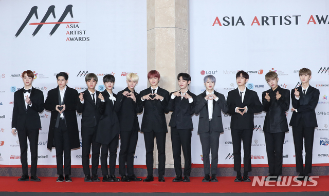 【인천=뉴시스】조수정 기자 = 그룹 워너원이 2018 아시아 아티스트 어워즈(2018 AAA)가 열린 28일 인천 중구 파라다이스시티에서 포즈를 취하고 있다. 왼쪽부터 라이관린, 옹성우, 박지훈, 이대휘, 배진영, 강다니엘, 윤지성, 하성운, 김재환, 박우진, 황민현. 2018.11.28. chocrystal@newsis.com