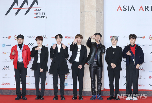 【인천=뉴시스】조수정 기자 = 그룹 방탄소년단이 2018 아시아 아티스트 어워즈(2018 AAA)가 열린 28일 인천 중구 파라다이스시티에서 포즈를 취하고 있다. 왼쪽부터 뷔, 슈가, 진, 정국, RM, 지민, 제이홉. 2018.11.28. chocrystal@newsis.com