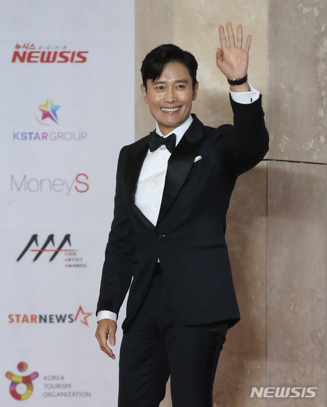 【인천=뉴시스】조수정 기자 = 배우 이병헌이 2018 아시아 아티스트 어워즈(2018 AAA)가 열린 28일 인천 중구 파라다이스시티에서 포즈를 취하고 있다. 2018.11.28. chocrystal@newsis.com