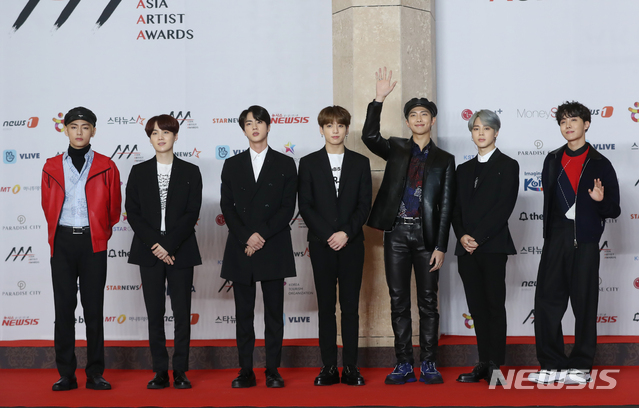 【인천=뉴시스】조수정 기자 = 그룹 방탄소년단이 2018 아시아 아티스트 어워즈(2018 AAA)가 열린 28일 인천 중구 파라다이스시티에서 포즈를 취하고 있다. 왼쪽부터 뷔, 슈가, 진, 정국, RM, 지민, 제이홉. 2018.11.28. chocrystal@newsis.com
