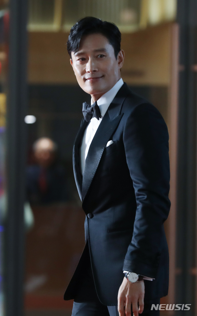 【인천=뉴시스】조수정 기자 = 배우 이병헌이 2018 아시아 아티스트 어워즈(2018 AAA)가 열린 28일 인천 중구 파라다이스시티에서 레드카펫을 걷고 있다. 2018.11.28. chocrystal@newsis.com