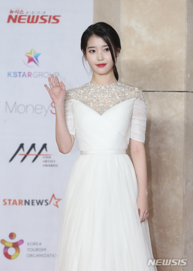 【인천=뉴시스】조수정 기자 = 가수 겸 배우 아이유(이지은)가 2018 아시아 아티스트 어워즈(2018 AAA)가 열린 28일 인천 중구 파라다이스시티에서 포즈를 취하고 있다. 2018.11.28. chocrystal@newsis.com