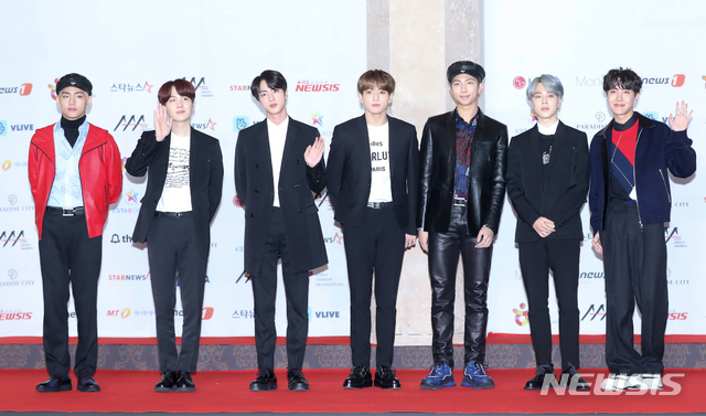 【인천=뉴시스】조수정 기자 = 그룹 방탄소년단이 2018 아시아 아티스트 어워즈(2018 AAA)가 열린 28일 인천 중구 파라다이스시티에서 포즈를 취하고 있다. 왼쪽부터 뷔, 슈가, 진, 정국, RM, 지민, 제이홉. 2018.11.28. chocrystal@newsis.com