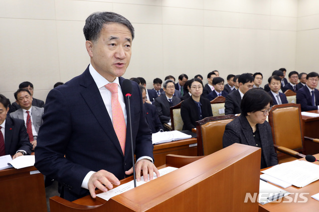 【서울=뉴시스】박영태 기자 = 28일 오후 서울 영등포구 여의도 국회에서 열린 보건복지위원회 전체회의에서 박능후 보건복지부 장관이 인사말을 하고 있다. 2018.11.28. since1999@newsis.com