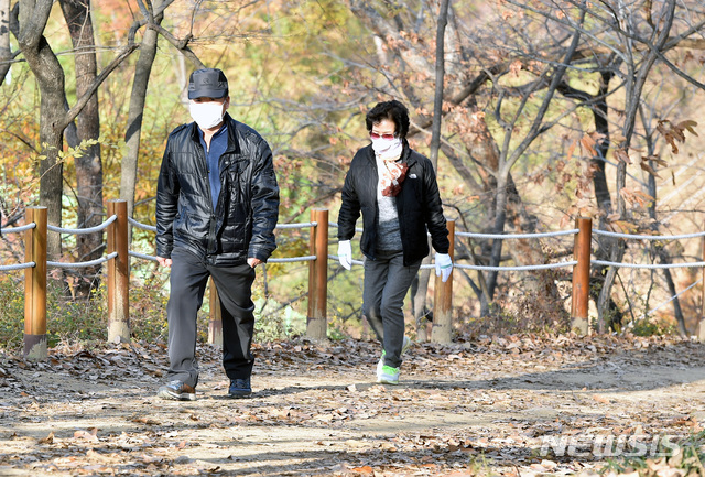 【대구=뉴시스】우종록 기자 = 대구의 미세먼지 농도가 ‘나쁨’ 단계를 보이고 있는 28일 오후 대구 서구 비산동 달성토성에서 시민들이 마스크를 착용하고 산책길을 걷고 있다. 2018.11.28. wjr@newsis.com