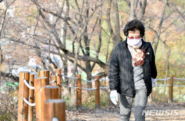 【대구=뉴시스】우종록 기자 = 대구의 미세먼지 농도가 ‘나쁨’ 단계를 보이고 있는 28일 오후 대구 서구 비산동 달성토성에서 한 시민이 마스크를 착용하고 산책길을 걷고 있다. 2018.11.28. wjr@newsis.com