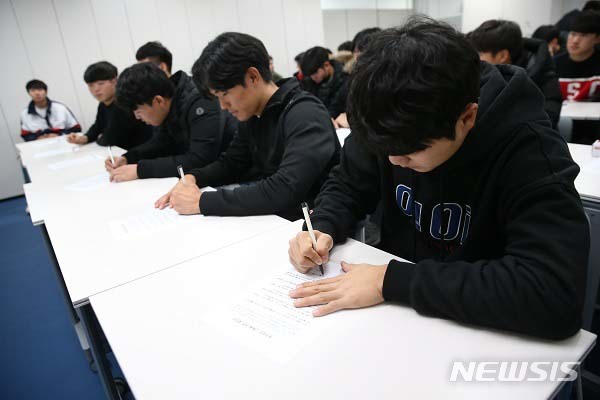 【서울=뉴시스】 28일 오후 서울 구로구 고척스카이돔 홈구장에서 넥센히어로즈 선수들이 음주 운전 금지를 위해 결의문을 작성하고 있다. 2018.11.28. (사진=넥센히어로즈 제공) photo@newsis.com