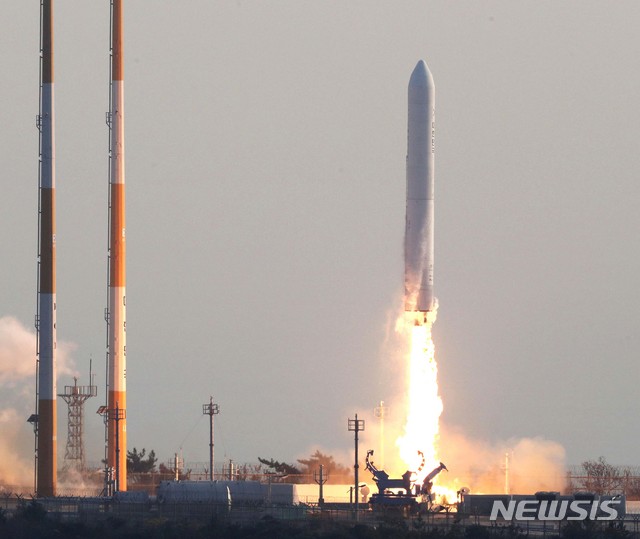 【고흥=뉴시스】사진공동취재단 = 28일 오후 전남 고흥군 봉래면 나로우주센터 발사대에서 한국형 발사체 누리호 엔진의 시험 발사체가 흰 연기를 뿜으며 하늘로 치솟고 있다.&nbsp; 이번 엔진 시험발사체는 한국형 발사체인 ‘누리호’에 쓰이는 75t 액체엔진의 성능을 검증하기 위한 것으로, 총 3단으로 구성된 누리호의 2단부에 해당한다. 시험발사체의 길이는 25.8ｍ, 최대지름은 2.6ｍ, 무게는 52.1t이다. 2018.11.28.&nbsp; photo@newsis.com