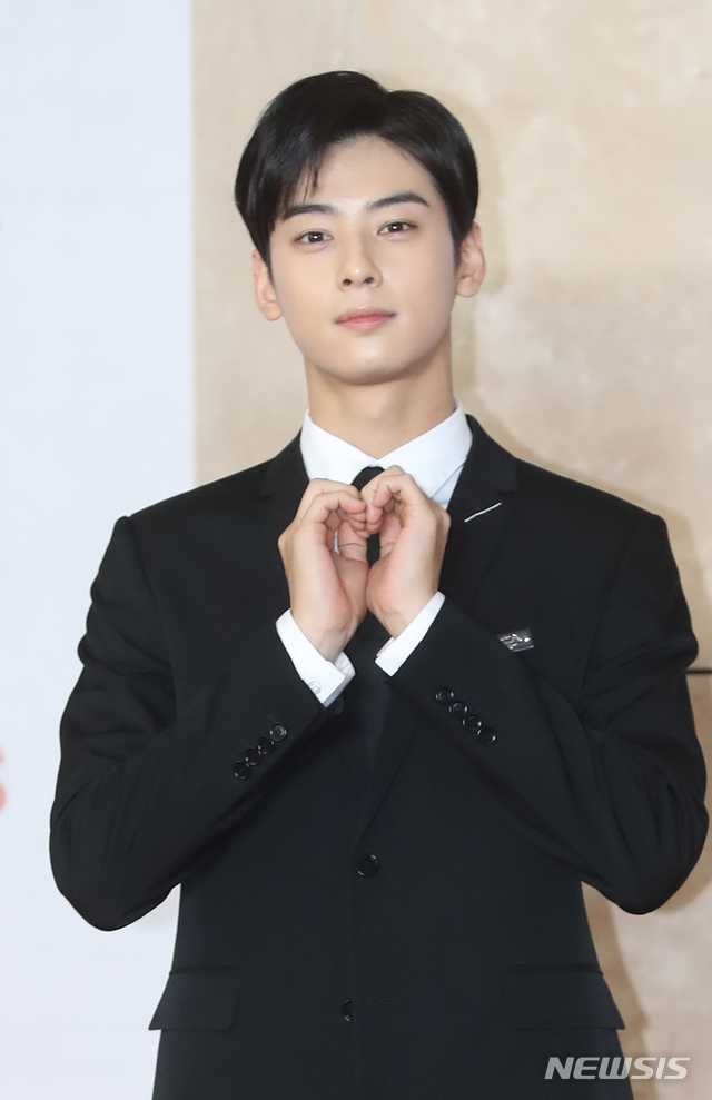 【인천=뉴시스】조수정 기자 = 그룹 아스트로 멤버이자 배우인 차은우가 2018 아시아 아티스트 어워즈(2018 AAA)가 열린 28일 인천 중구 파라다이스시티에서 포즈를 취하고 있다. 2018.11.28. chocrystal@newsis.com